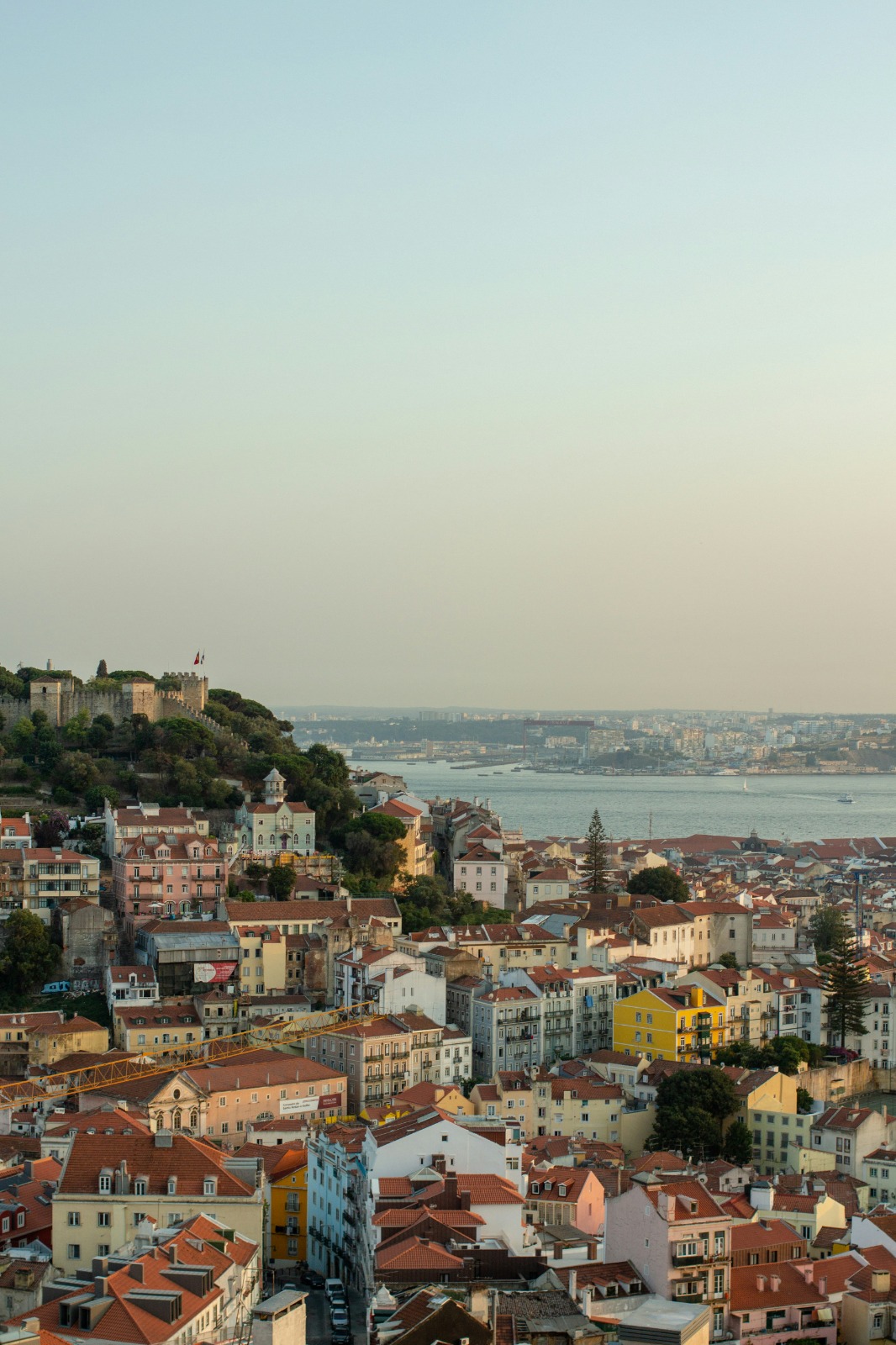 Vista dos telhados de Lisboa com o Panteão Nacional